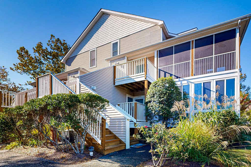 Sea Colony Tennis 2nd floor condo with fireplace basketball court & sauna