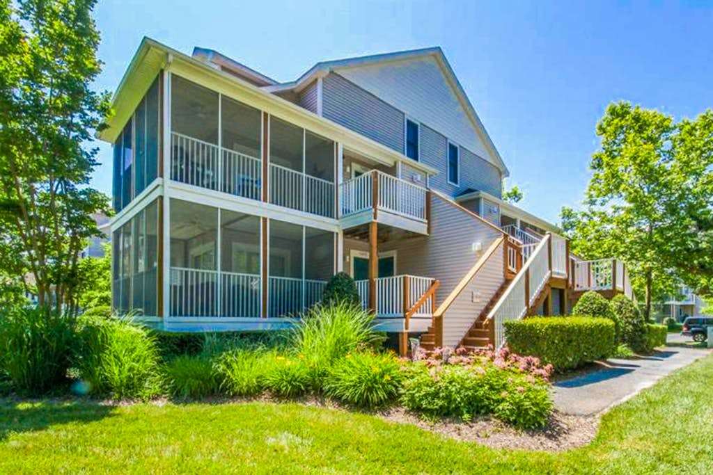 2nd floor Sea Colony Tennis condo with gym & sauna