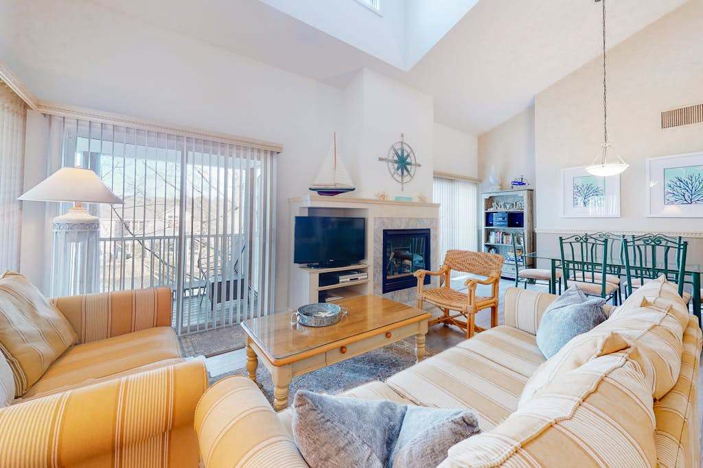 2nd floor Sea Colony condo with deck fast WiFi & pools & tennis & hot tub