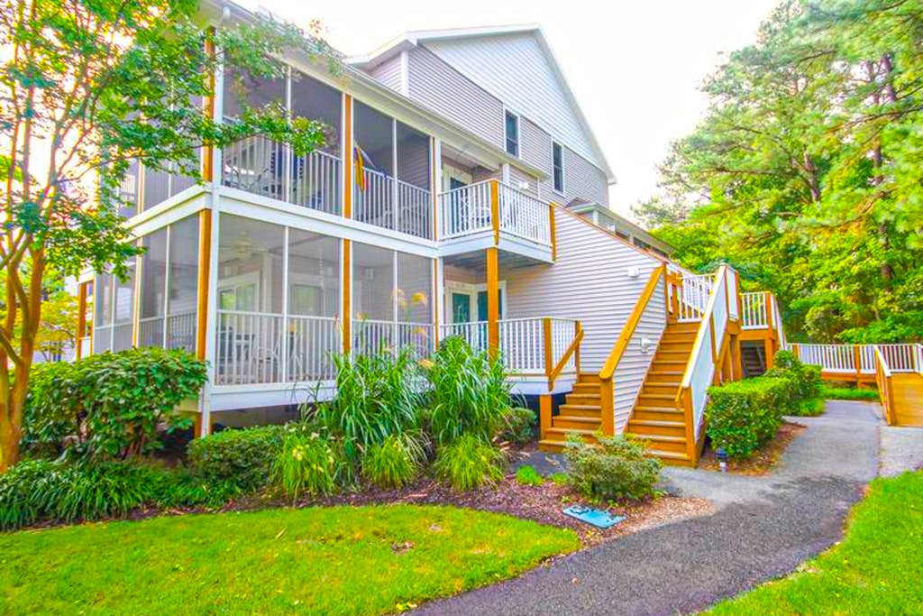 First floor Sea Colony Tennis Condo with sauna