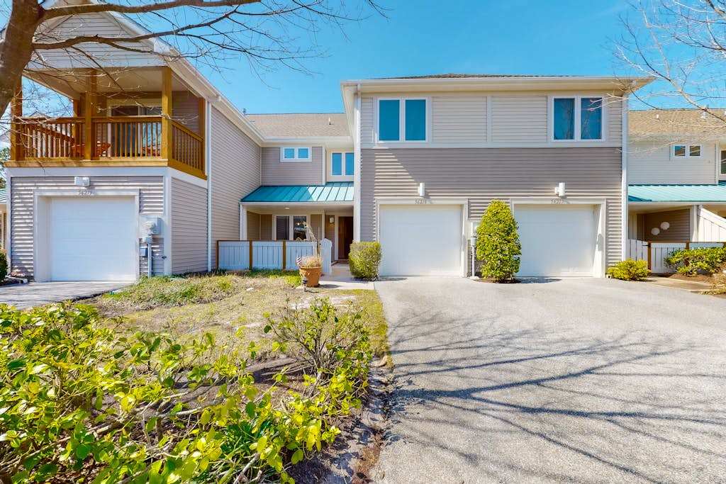 Sea Colony Tennis townhouse with fireplace gym tennis court & pool