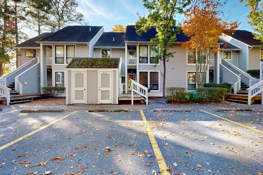 Sea Colony 1st floor condo with sauna basketball court & tennis