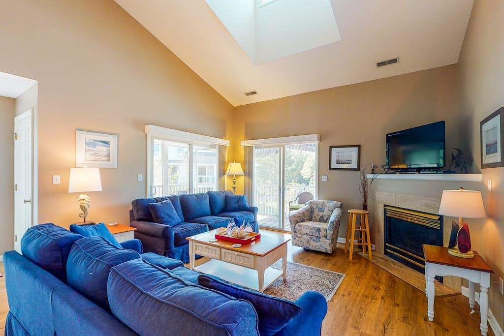 Sea Colony Tennis 2nd floor condo with basketball court pool & tennis court