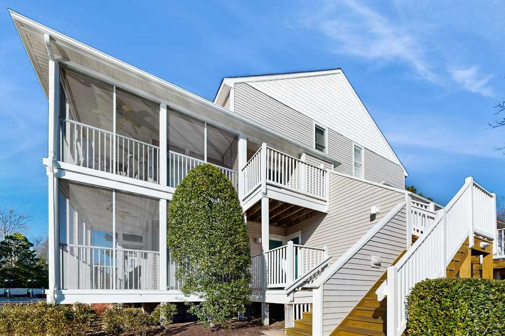 2nd floor Sea Colony Tennis condo with sauna pool & basketball court