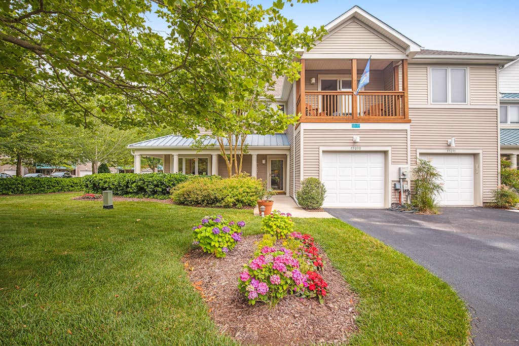 Sea Colony Tennis townhouse with screened porch basketball pool & gym
