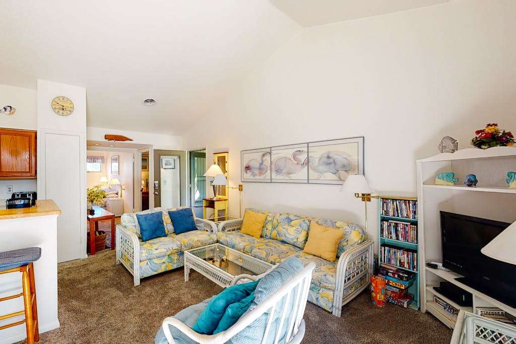 Sea Colony Tennis 1st floor condo pool & gym