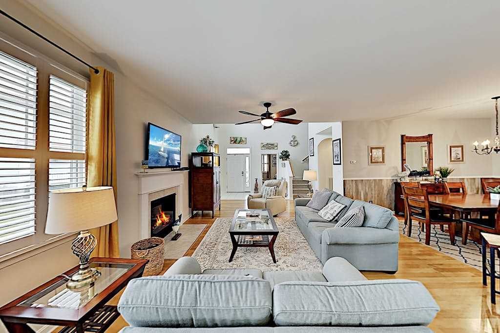Bayside escape with pools golf tennis fishing spas & saunas & beach shuttle