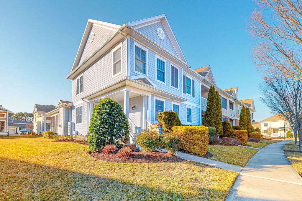 Bayside Resort townhouse with free WiFi tennis court pool & board games