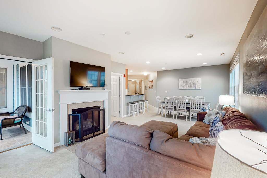 Bayside Resort 4th floor condo with gym tennis court & free WiFi