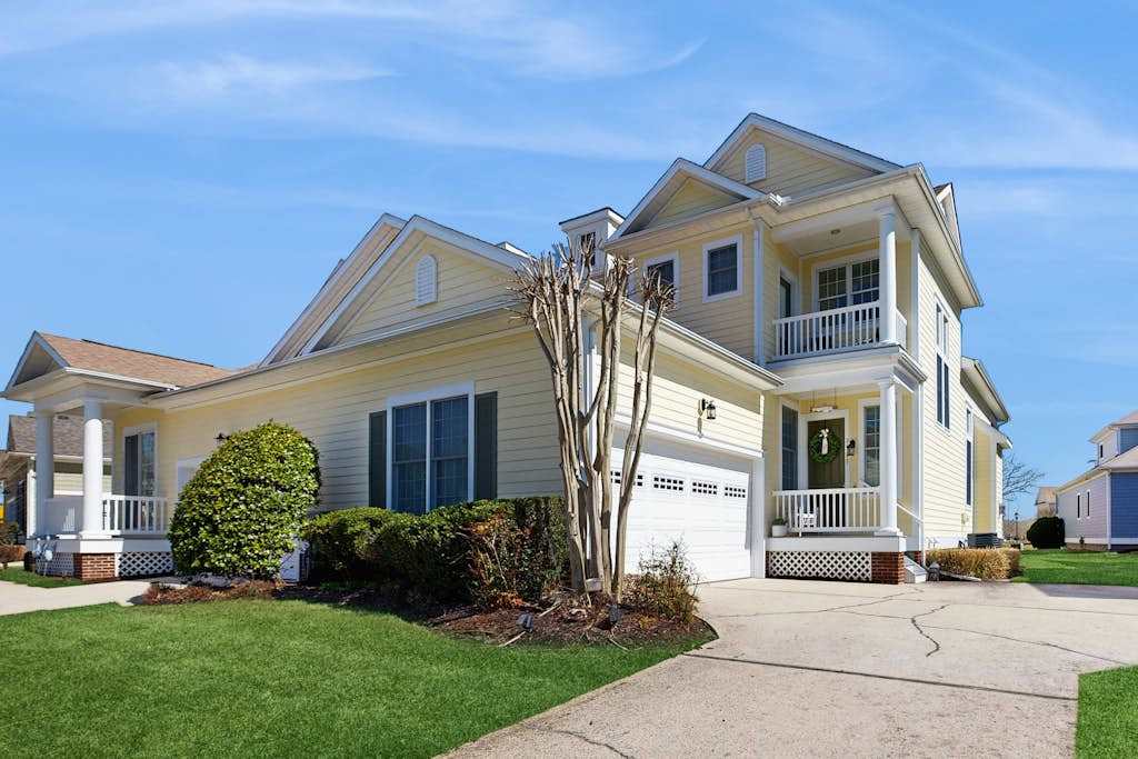 Bayside Resort dog friendly townhouse with tennis court access WiFi & balcony