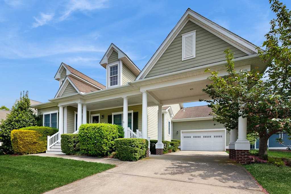 Bayside Resort house with pool lakefront golf on site & tennis court