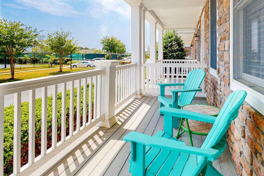 Bayside Resort townhouse with gym private gas grill pool & free WiFi