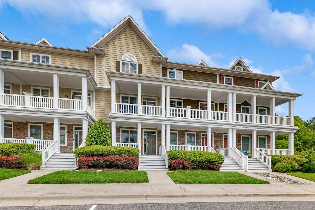 Bayside Resort townhouse with balcony free WiFi pool & golf on site