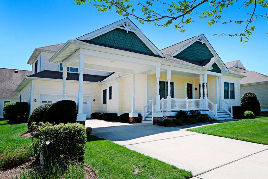 Bayside Resort house with basketball court fireplace gym & golf on site