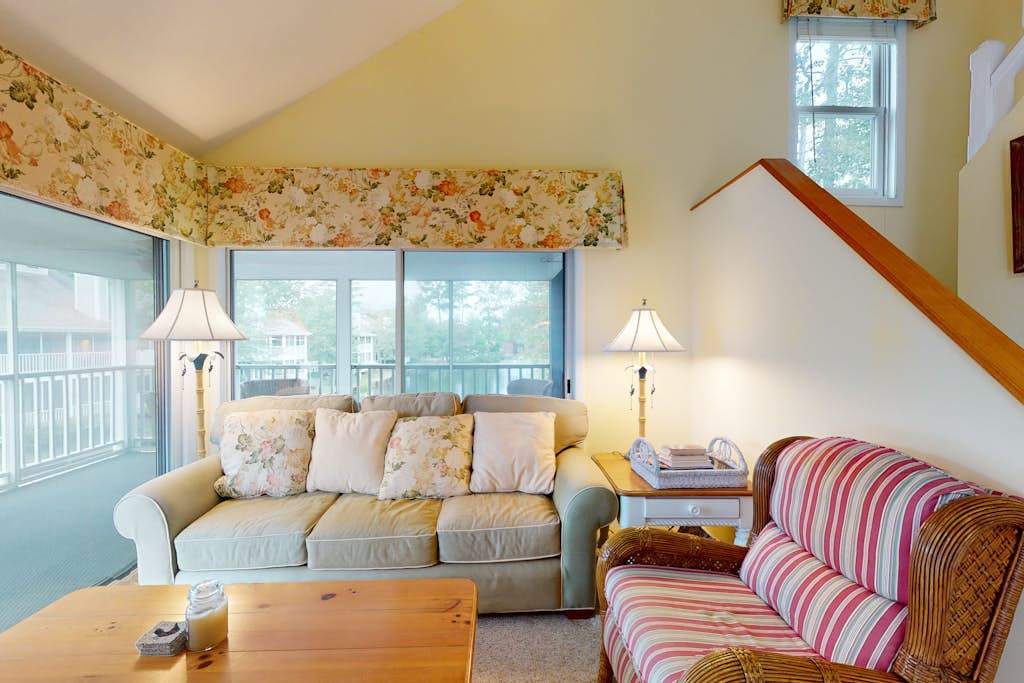 Sea Colony Tennis 2nd floor condo with gym shared sauna & balcony
