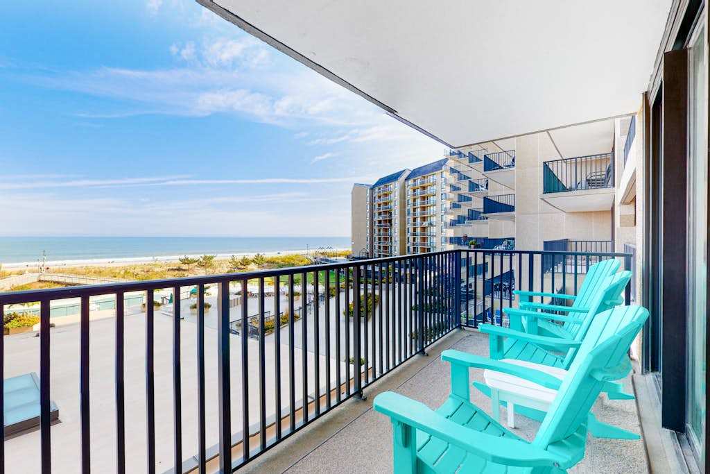 Sea Colony Ocean 3rd floor condo with free WiFi shared sauna & pool