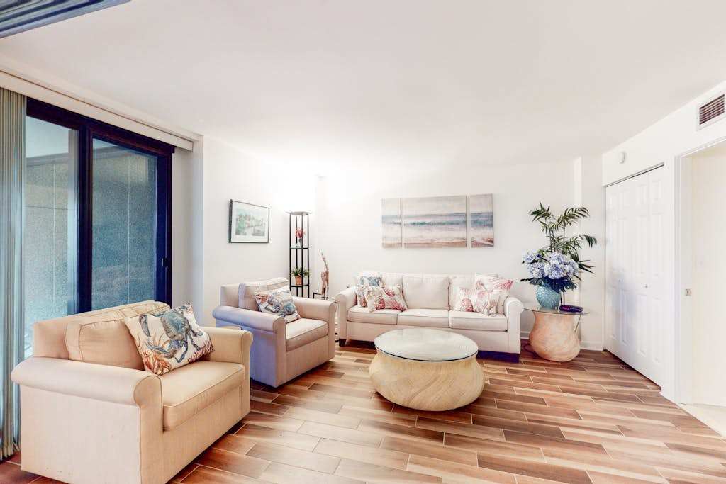 Sea Colony Ocean 8th floor condo with shared sauna pool & balcony