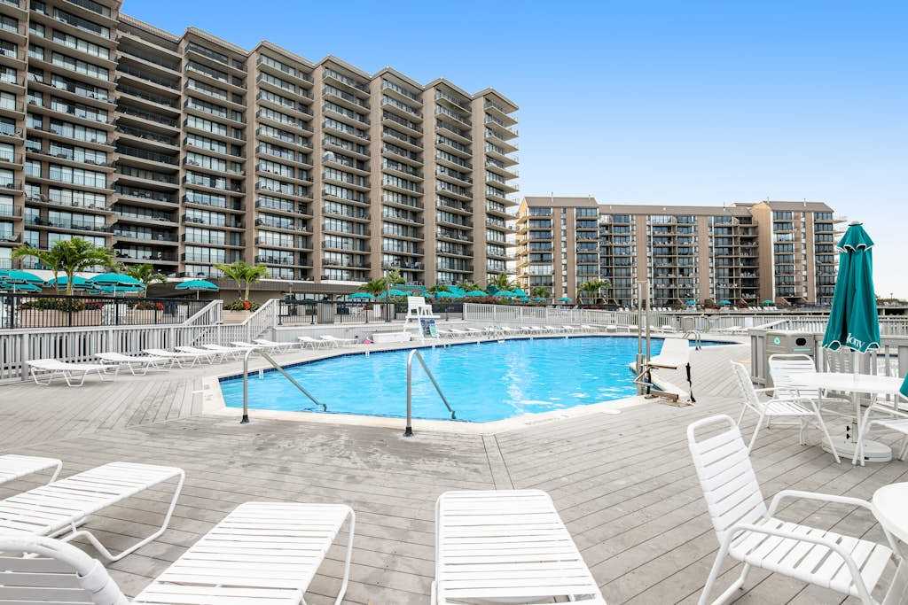 Updated Sea Colony Ocean 1st floor condo with elevator & gym