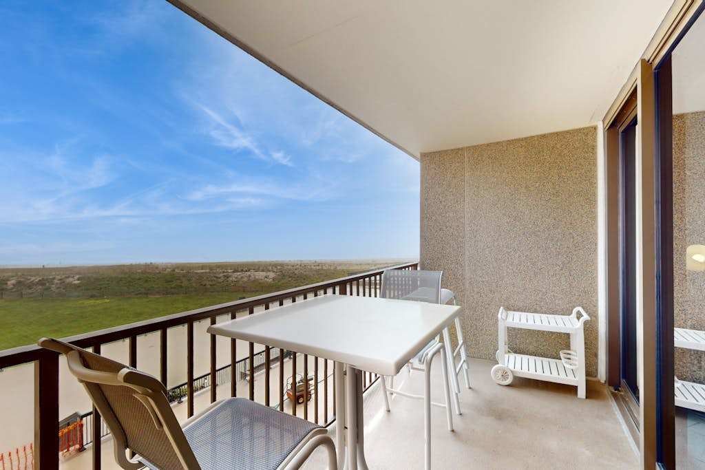 Sea Colony Ocean 3rd floor condo with elevator gym & pool