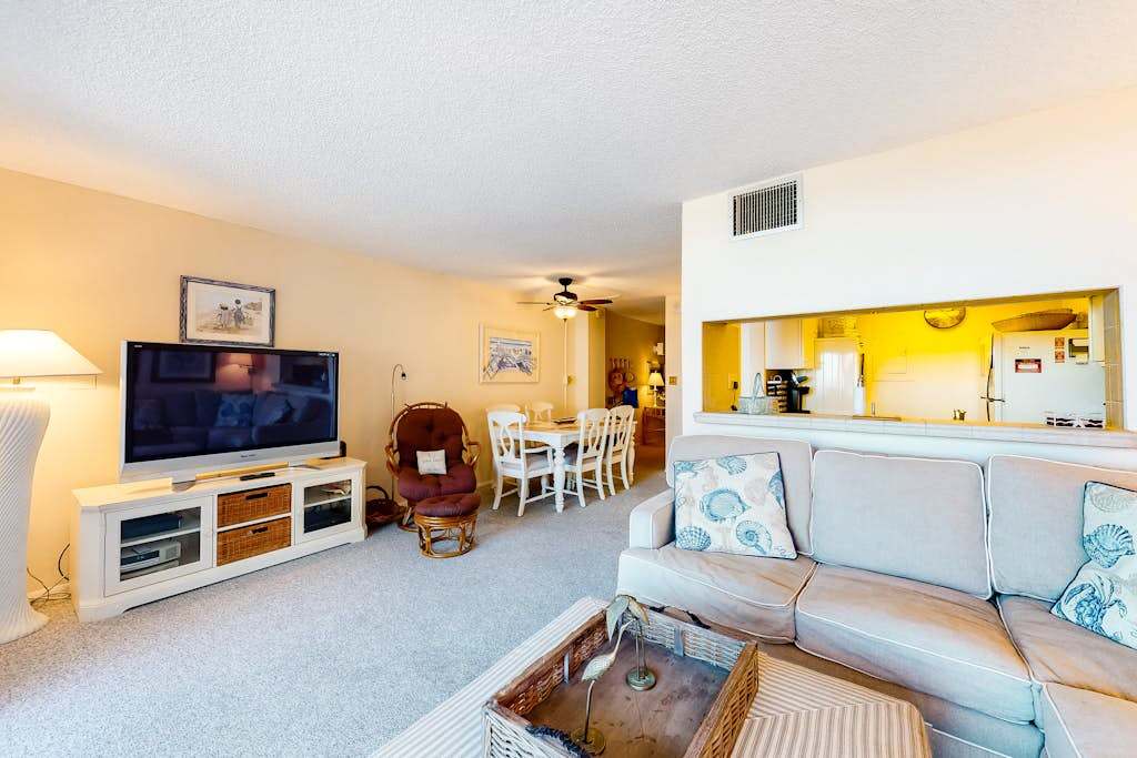 Sea Colony Ocean 1st floor condo with pool & basketball court