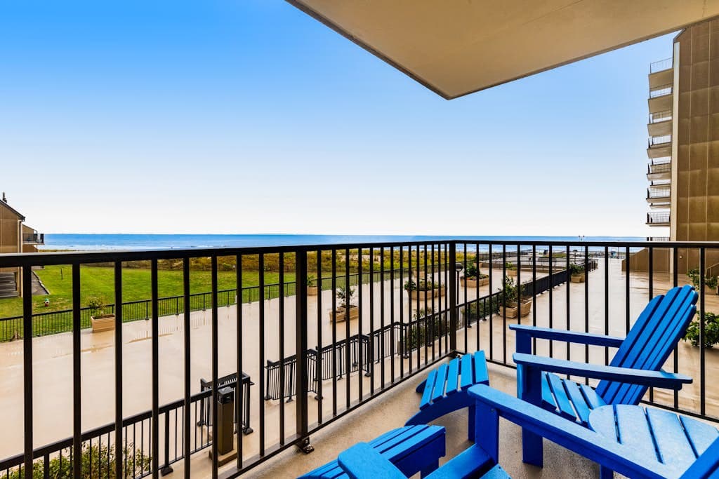 Sea Colony Ocean 2nd floor condo with elevator pool & gym
