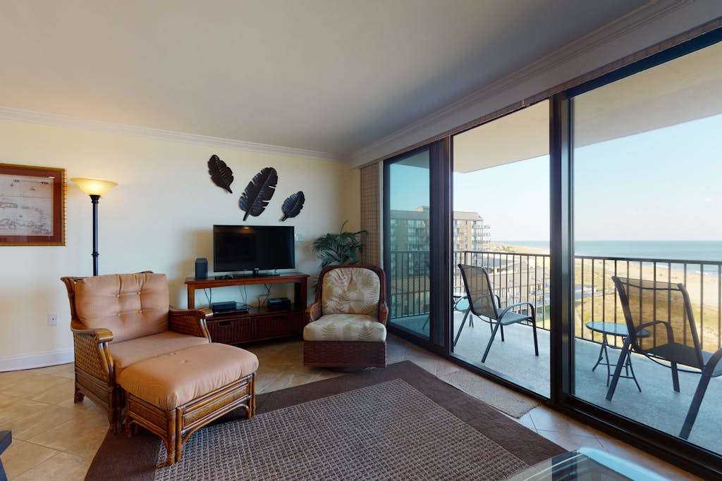 Sea Colony Ocean 7th floor condo with free WiFi shared sauna & pool