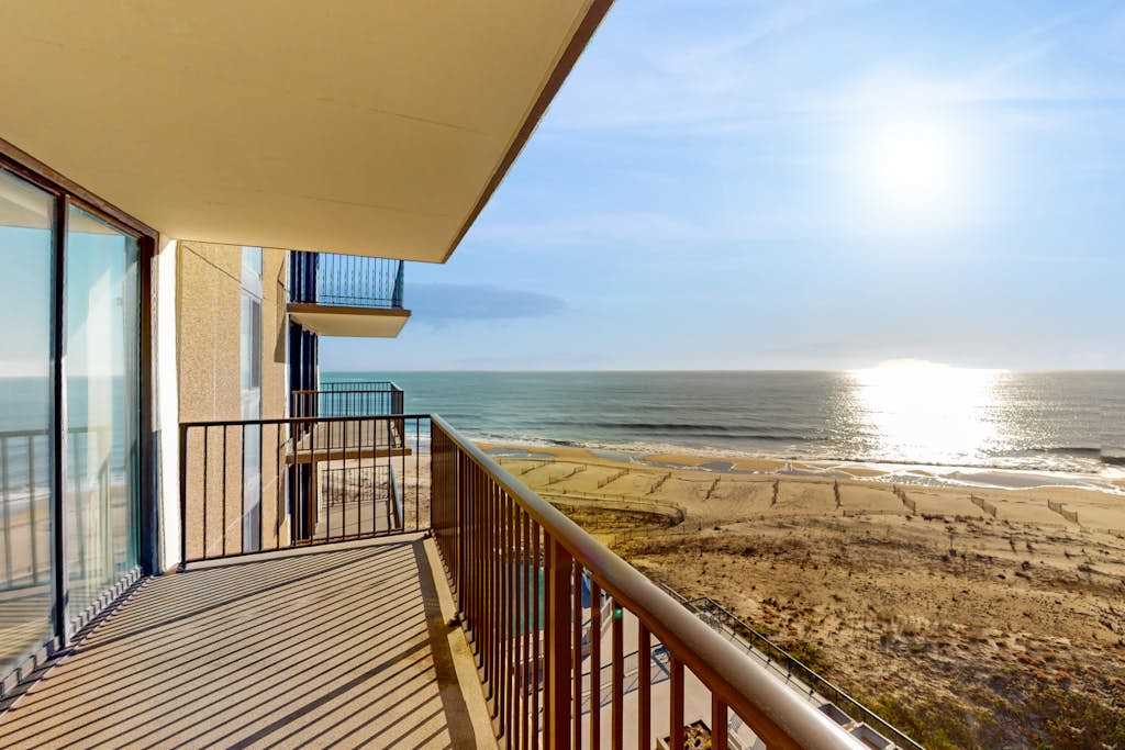 Sea Colony 7th floor condo with gym shared sauna & ocean views