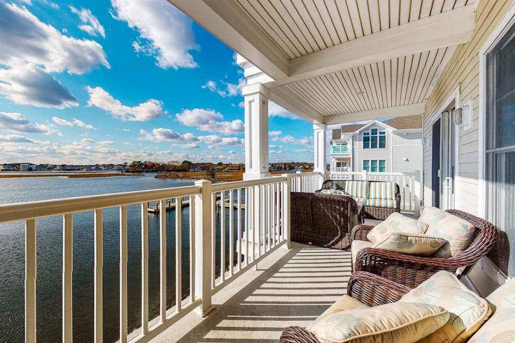 Laguna Bay 2nd floor condo on the bay with pool & balcony near dining