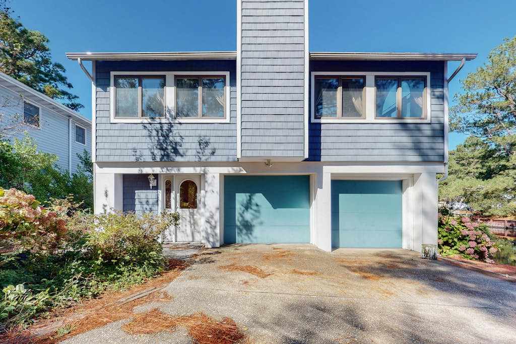 South Bethany canal front house with grill boat dock & outdoor shower