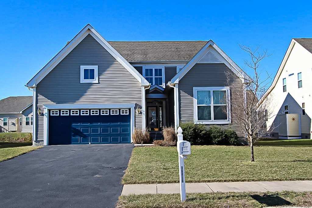 Swann Cove dog friendly house with balcony gas fireplace & shared pool