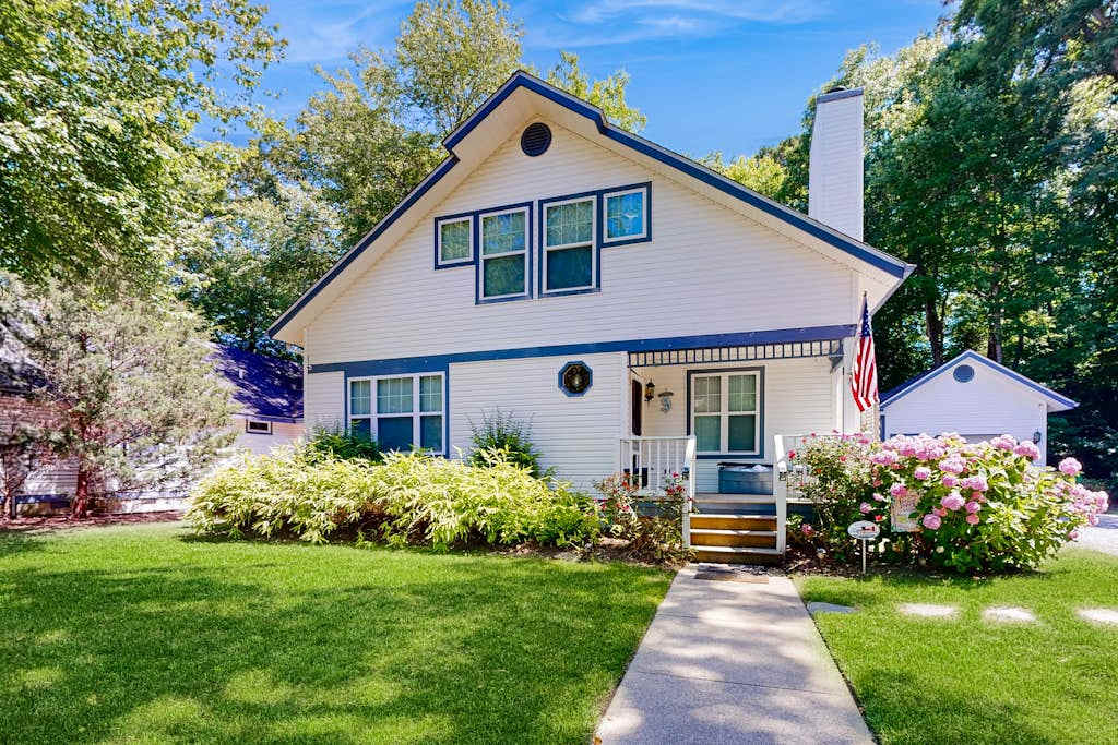 Savannahs Landing home with gas grill & shared pool tennis & playground