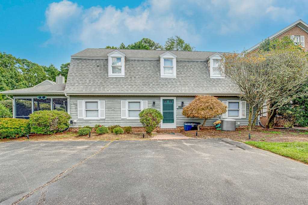 Dutch Colonial Townhome in The Kent Condo Community with Free WiFi AC & More