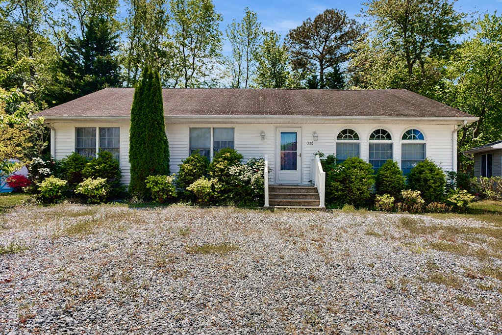 C&lelight Acres house with gas grill outside shower & WIFI