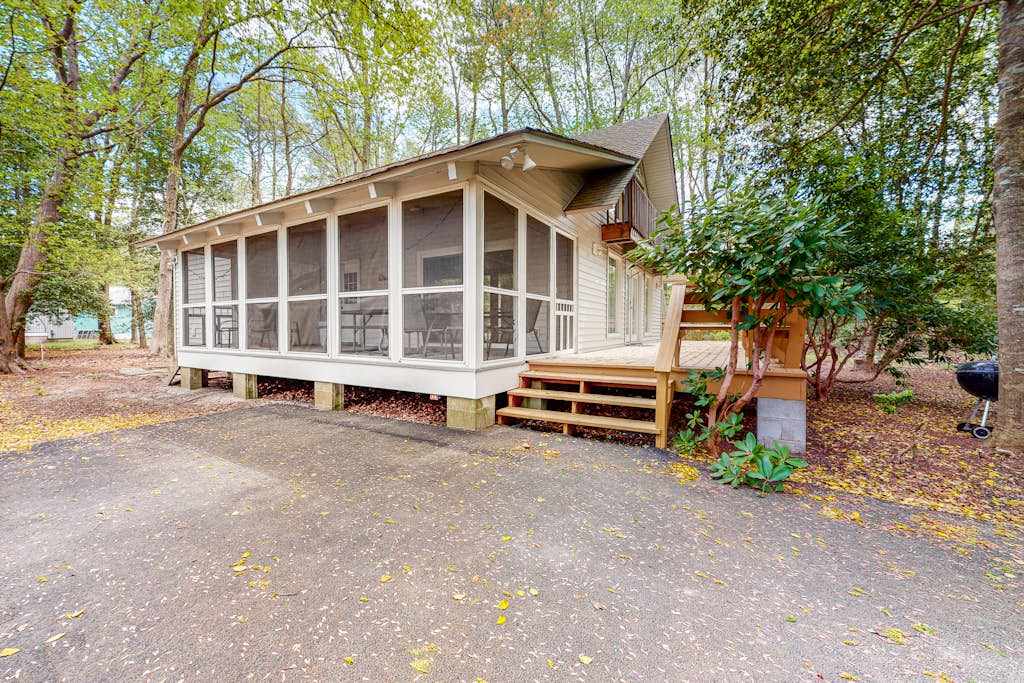 Bethany West home near trolley with screened porch with pool & tennis access