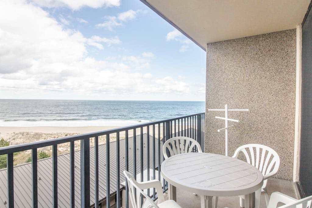 Sea Colony 7th floor condo with elevator shared sauna & ocean view