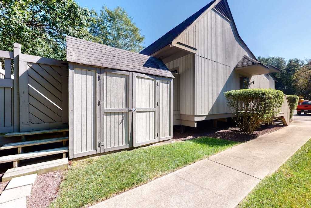 Sea Colony Tennis 1st floor condo with pool basketball court & shared sauna