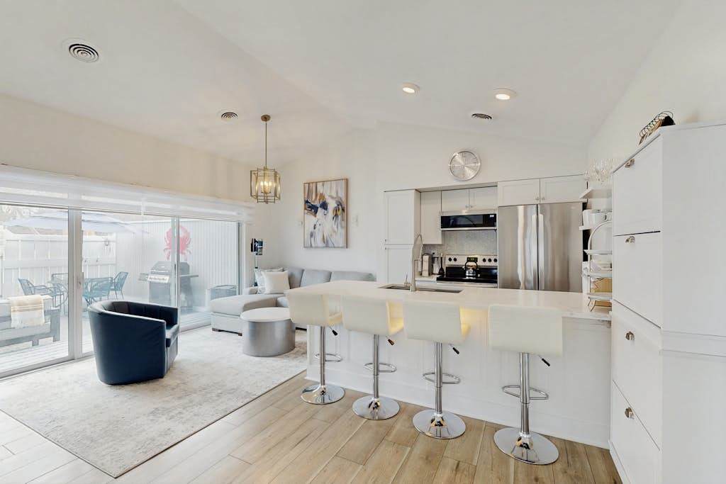 Pristine condo with pools hot tubs lovely deck washer & dryer & central AC