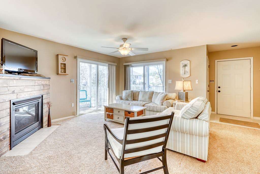 Sea Colony Tennis 1st floor condo with pool shared sauna & lake view