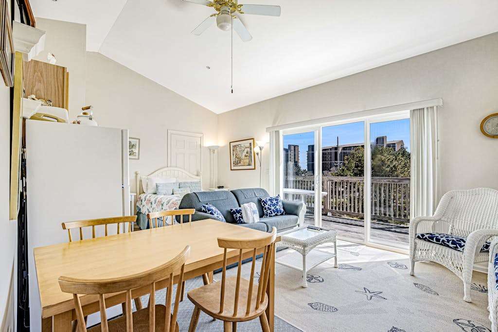 Ocean Side of Coastal Hwy efficiency condo with kitchenette & central AC