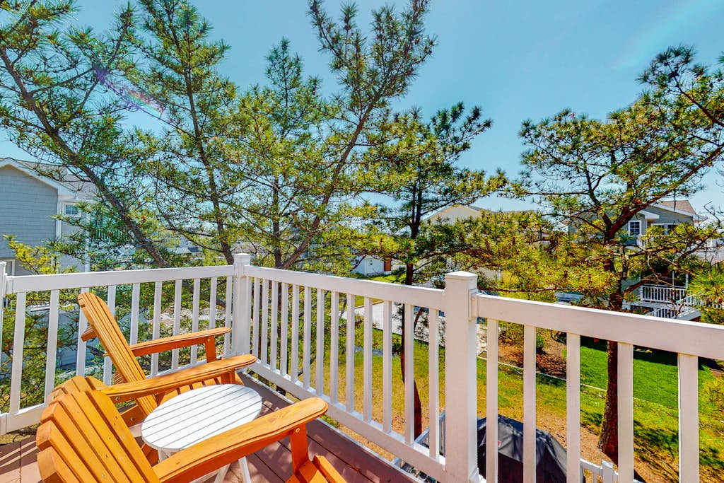 Downtown Bethany Beach house with free WiFi gas grill & outside shower