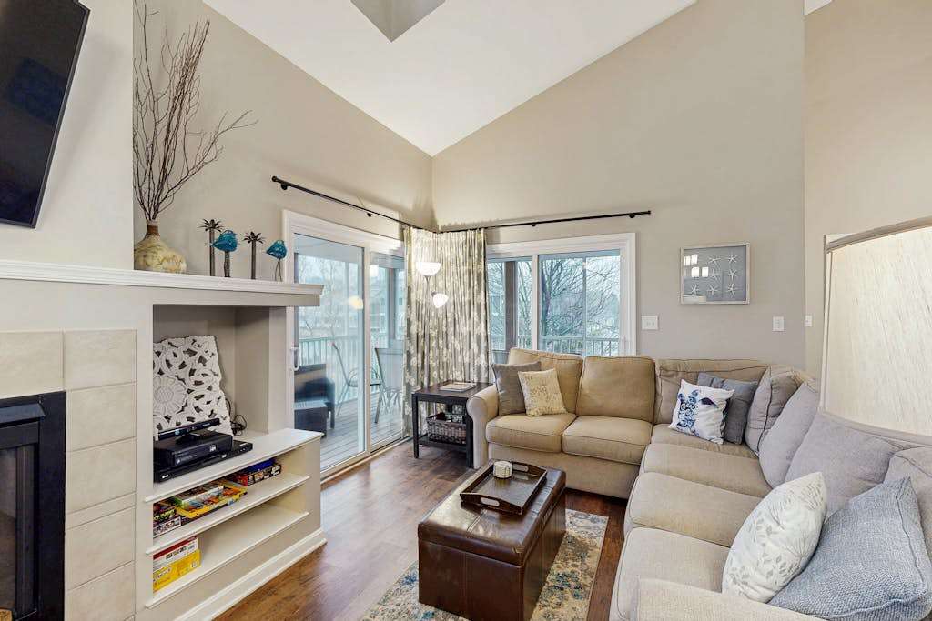 Second Floor Condo with Shared Pool & Hot Tub & High Speed WiFi
