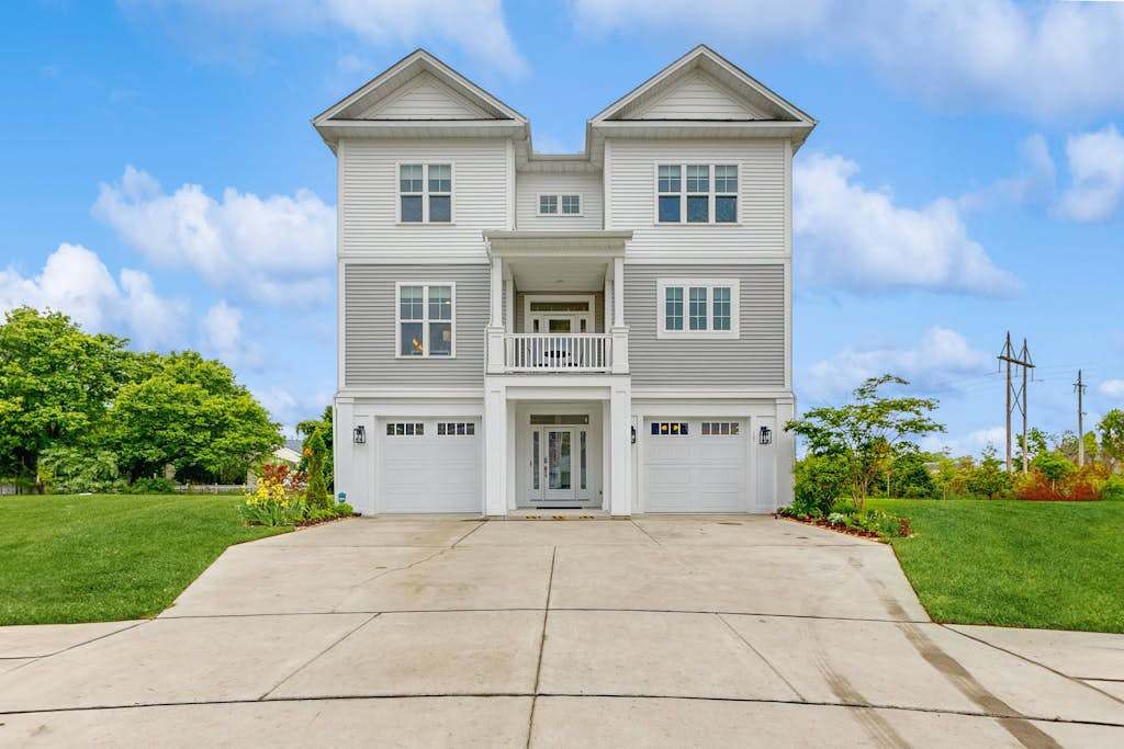 New Tidal Walk Home with High Speed WiFi Washer & Dryer with Shared Outdoor Pool