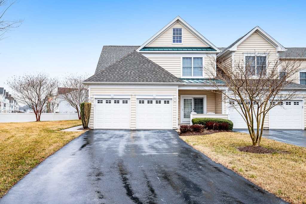 Bayside Bethany Lakes retreat with pool access screened patio & fast WiFi