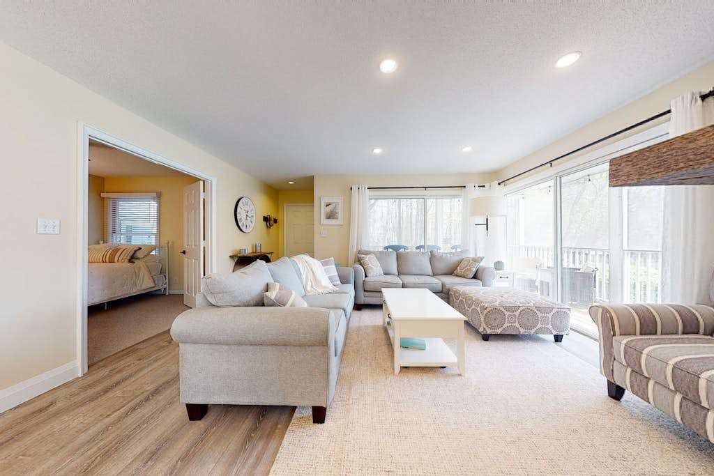 Sea Colony ground floor condo updated with fast WiFi gas fireplace & deck