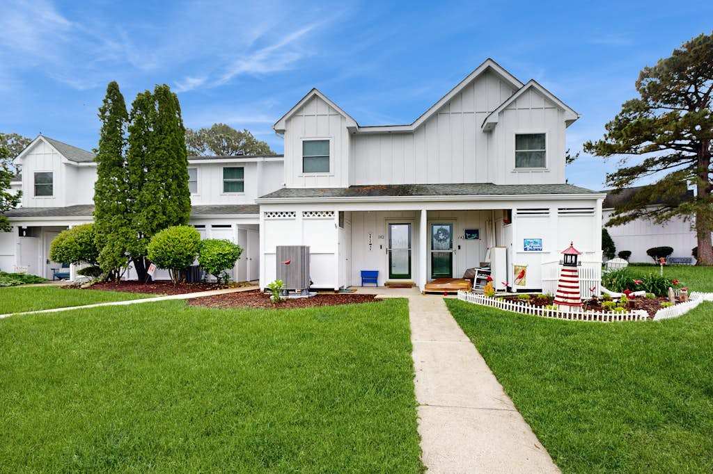 Mallard Lakes Waterfront Getaway with Free WiFi AC Shared Pools & Hot Tub