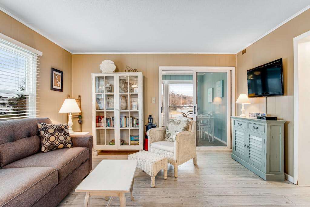 Bethany Meadows Condo with Free WiFi Shared Pool & Tennis Court washer & dryer AC Patio