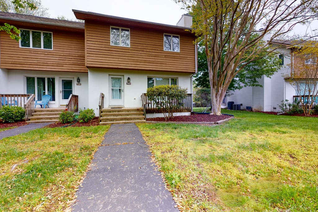 Bayberry Woods home close to Bethany Beach with pool & private washer & dryer