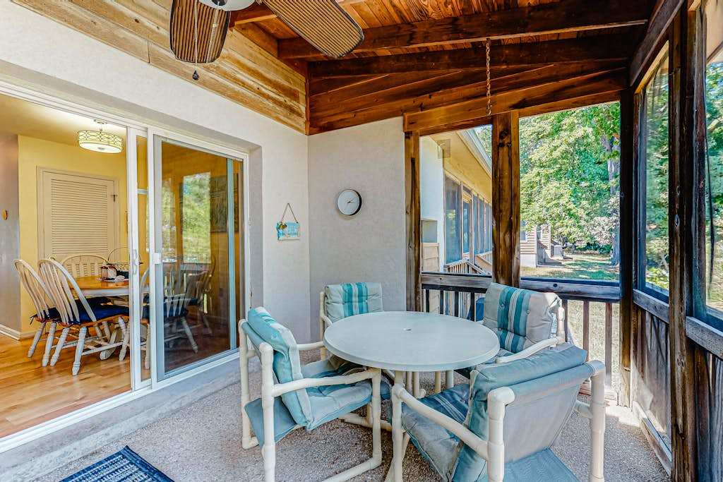 Bayberry Woods townhouse with access to pool & tennis fireplace & washer & dryer