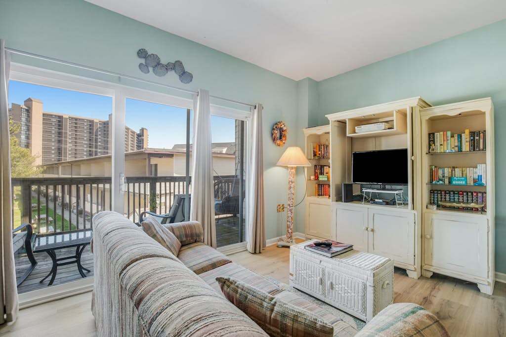 Bethany Beach Inn suite close to beach with free WiFi central AC & balcony