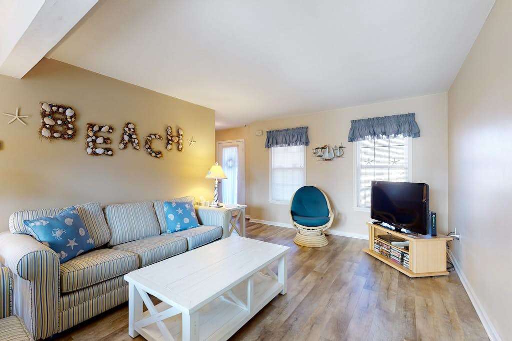Cottages on Whites Creek house near beach with private washer & dryer shared pool free WiFi
